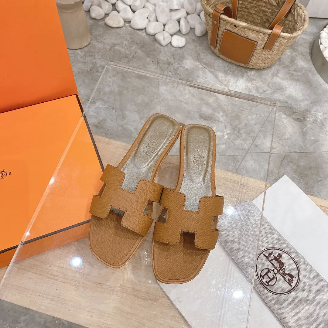 👟👟Ex-factory price 300👟👟 Genuine leather sole +40 🦄Hermès "Palm Print" has added new color sandals, "Year-round shipment" with three-dimensional concave and convex feeling on the classic "H" upper... It is a must-have item in your wardrobe, and it is magically versatile in this summer! This model fully demonstrates the classic Hermès style "palm print". Classic calfskin material ~ imported sheepskin. Lining 🐎Size: 34~42. Heel height ② type: low heel 1.5cm. Medium heel 4.5cm. Genuine leather sole +40 rubber sole.